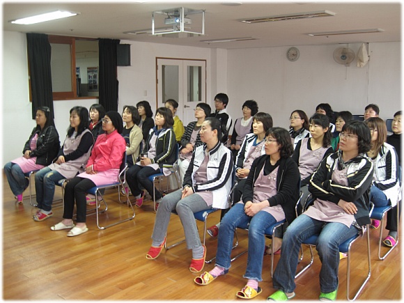 성희롱 성폭력 예방 교육을 듣고 있는 모습 3