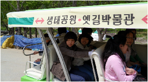 김향미, 이인혜, 황희연 학생이 문경세재에서 전동차를 탔습니다..jpg