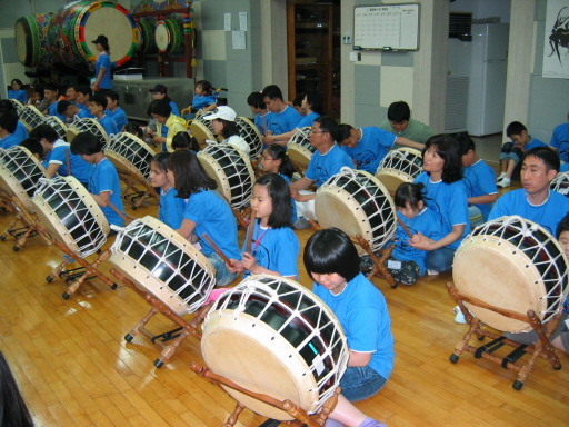 난타 지도선생님으로부터 난타 활동 박자 리듬 교육을 받고 있어요.