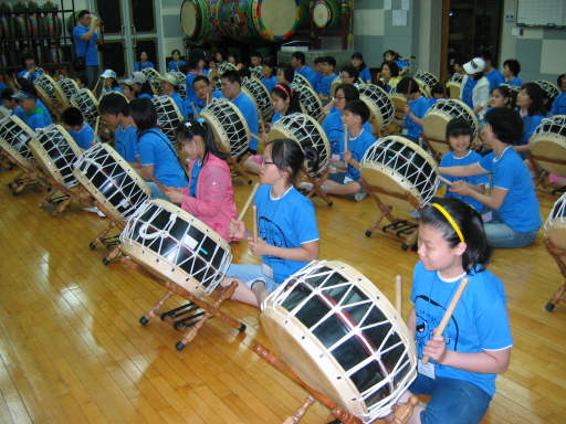 난타 지도선생님으로부터 난타 활동 박자 리듬 교육을 받고 있어요.