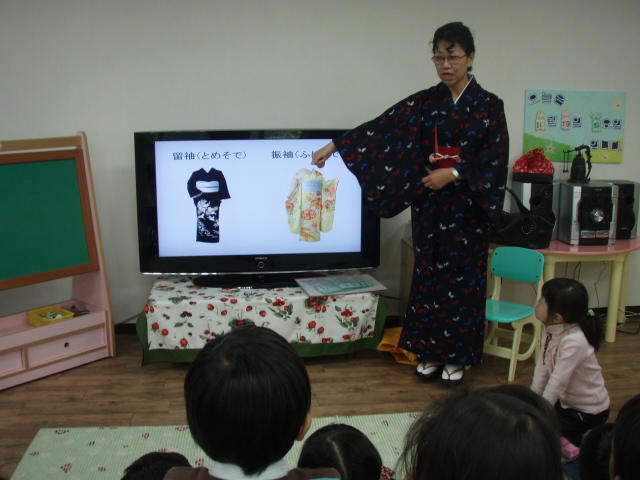 일본의 전통의상 기모노를 입으신 선생님