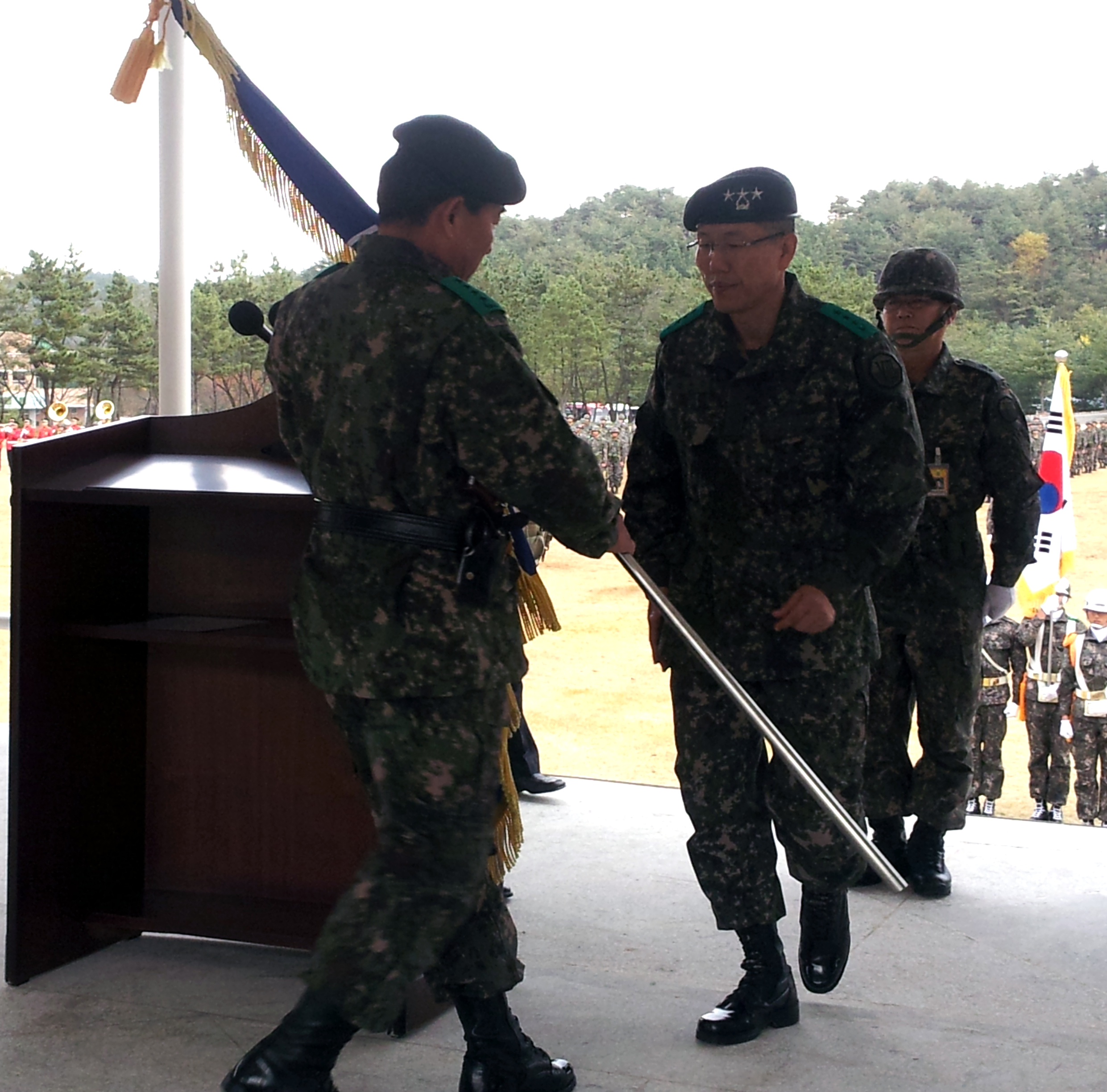 군사령관님으로부터 군단기를 이양받기위해 다가서는 김유근 장군님