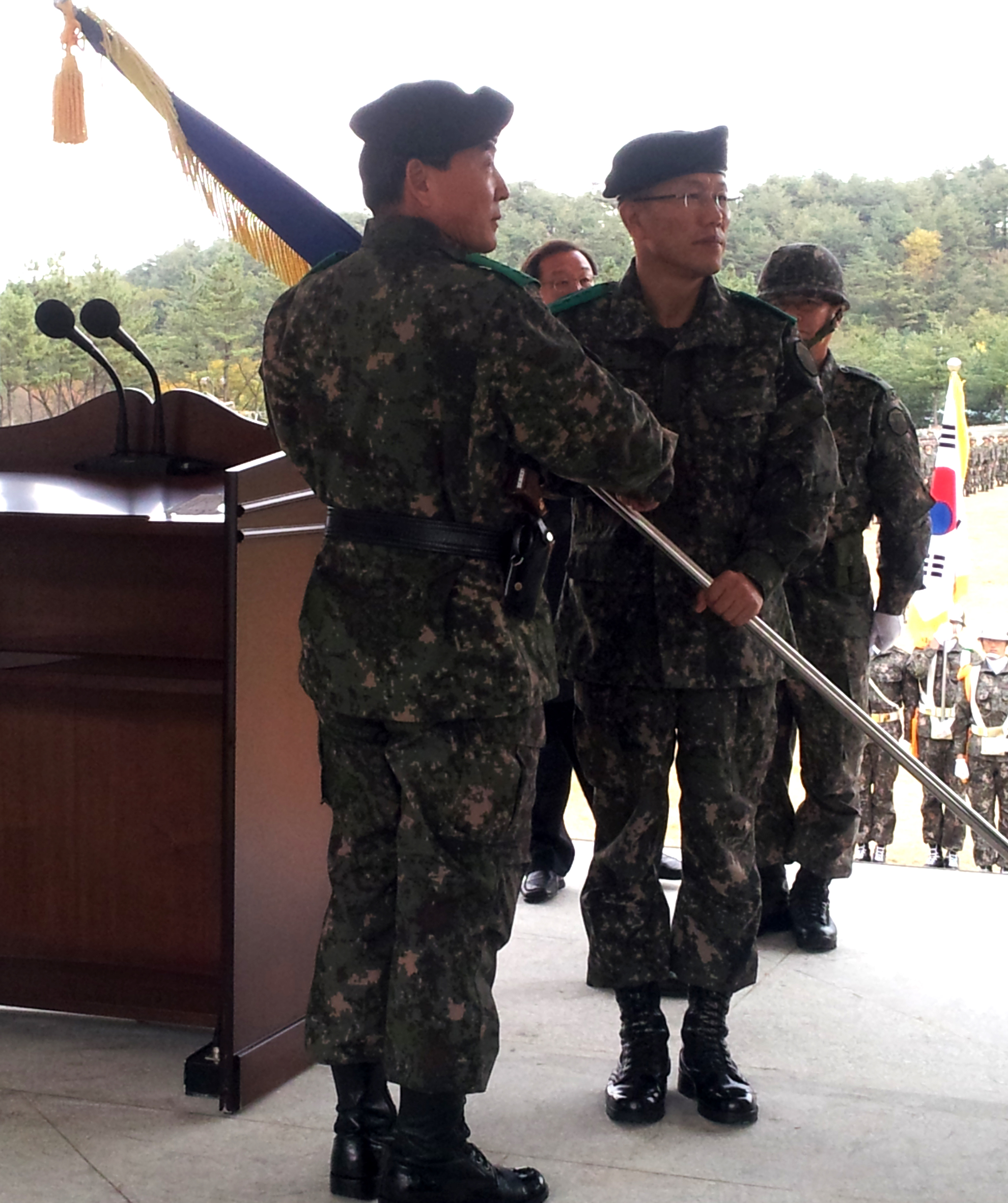 군단기를 이양받고 사진촬영 포즈를 취하신 군사령관님과 김유근 군단장님