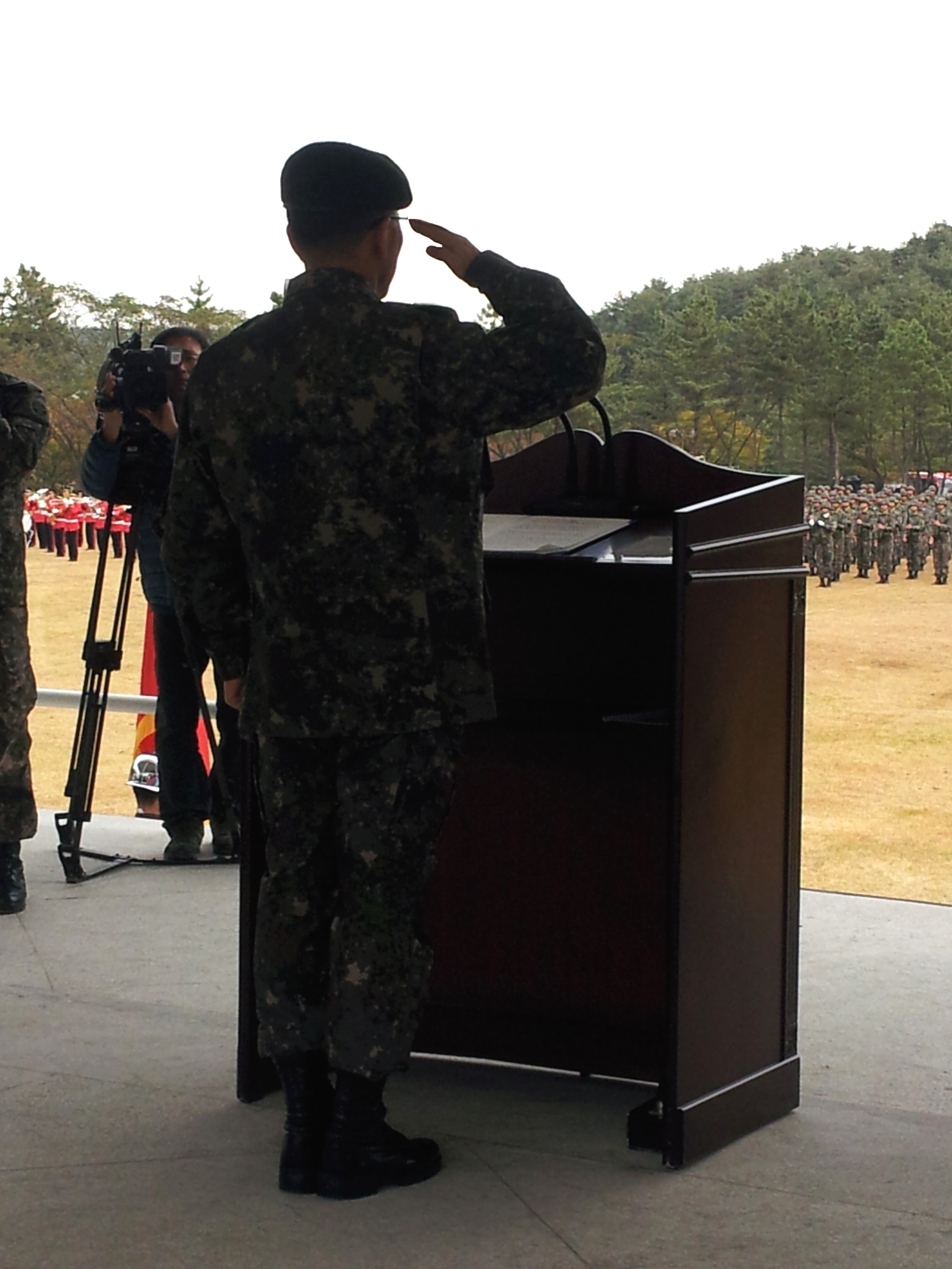 취임사에 임하시며 군단장병들로부터 인사를 받으시는 김유근 장군님
