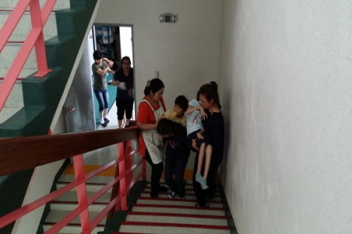 선생님들이 4층 여학생들을 데리고 계단으로 대피하는 사진