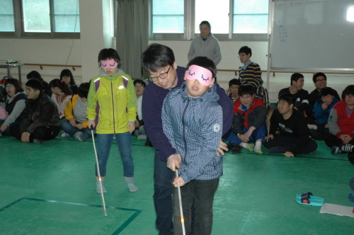 학생들의 시각장애체험2