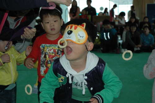 학생들의 시각장애체험3-양파링먹기