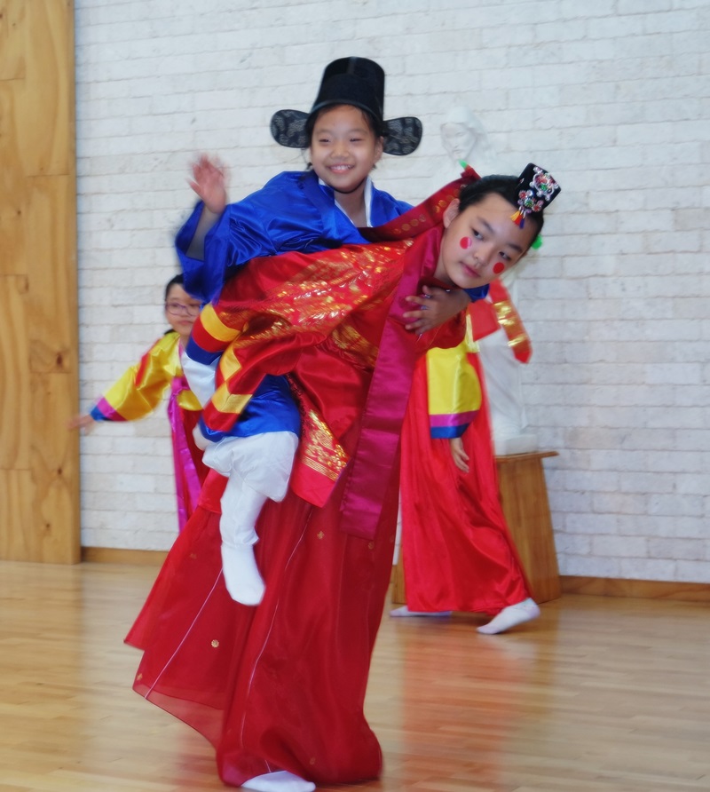 초등부 학생들의 윌슨 자이아 신부님 환영 공연 (꼭두각시춤)