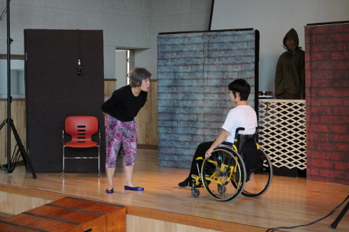 연극 공연중 할머니와 휠체어소녀