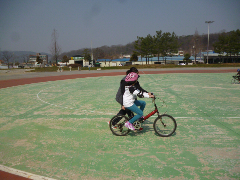 선생님 도움을 받어 자전거 타기를 배우는 이지민