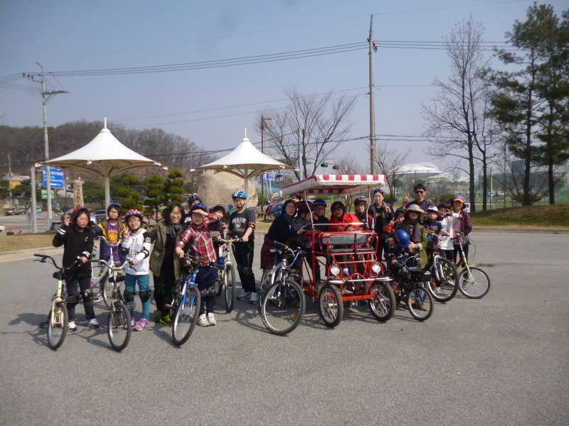 자전거 타기전 단체 사진