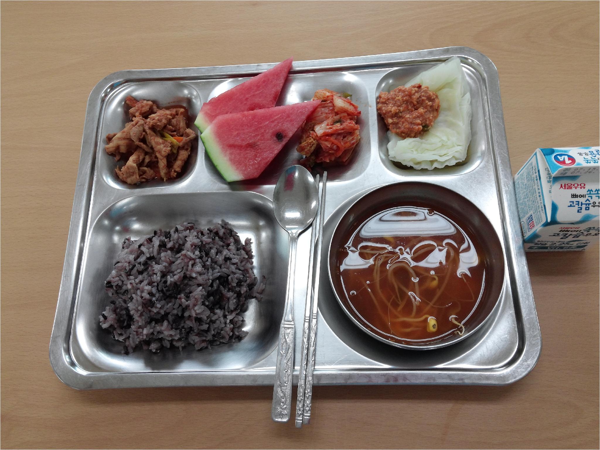 7월18일 식단 흑미밥 김치콩나물국 돈육불고기 두부쌈장 양배추쌈 수박 우유.