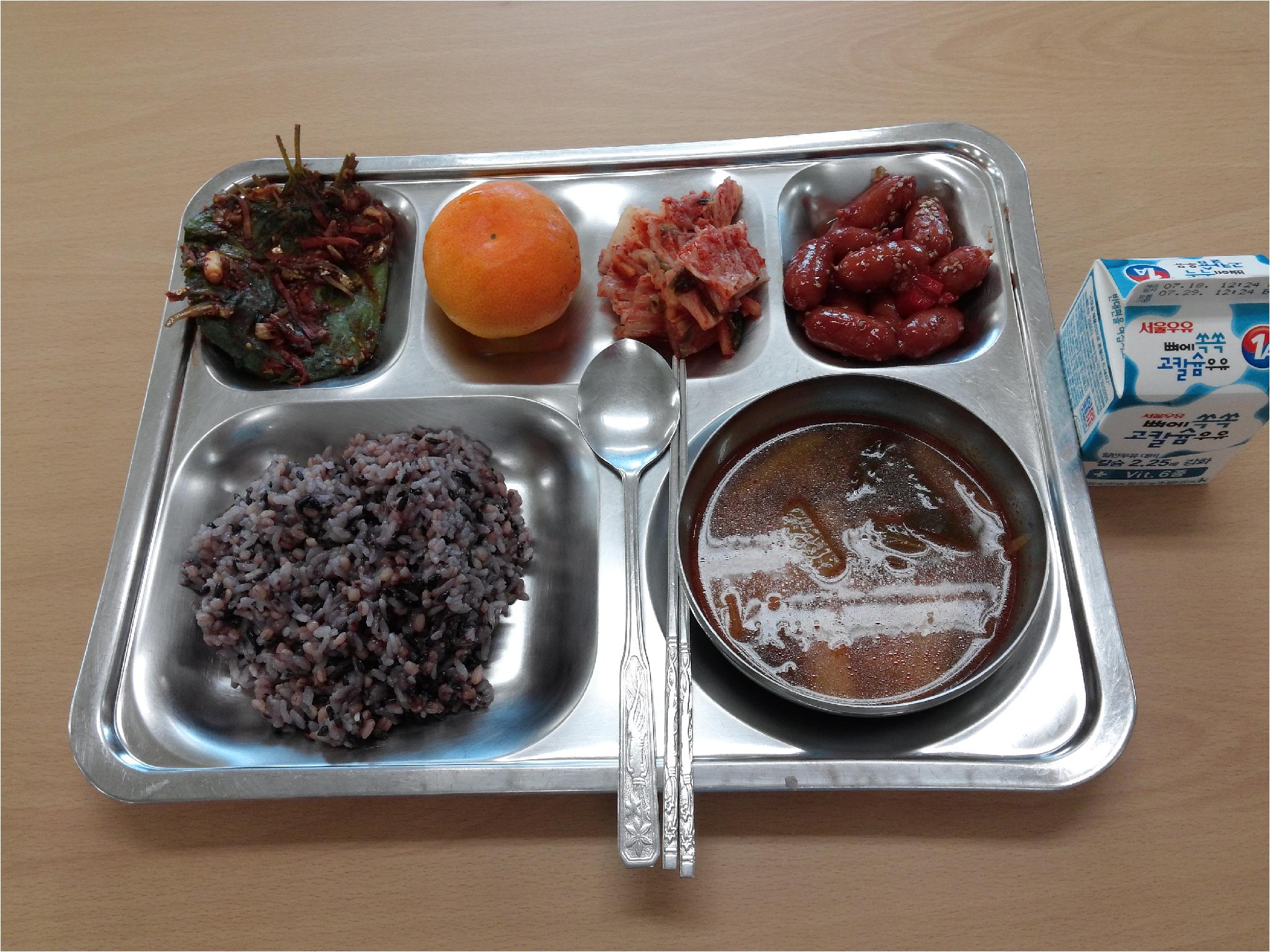 7월 22일 식단 흑미보리밥 쇠고기우거지국 비엔나케첩조림 깻잎멸치찜 귤 김치 우유.
