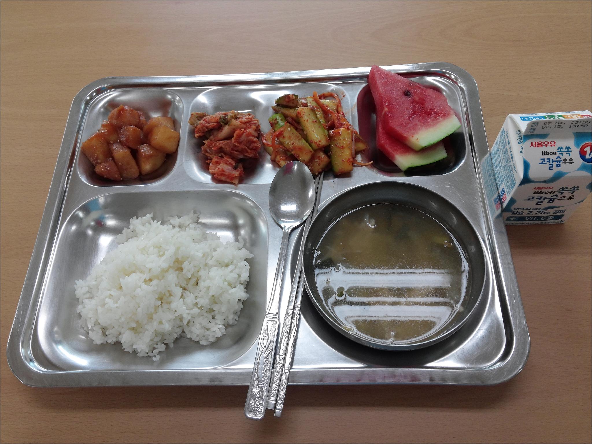7월8일 찹쌀밥 고소한삼계탕 감자조림 오이도라지무침 김치 수박 우유