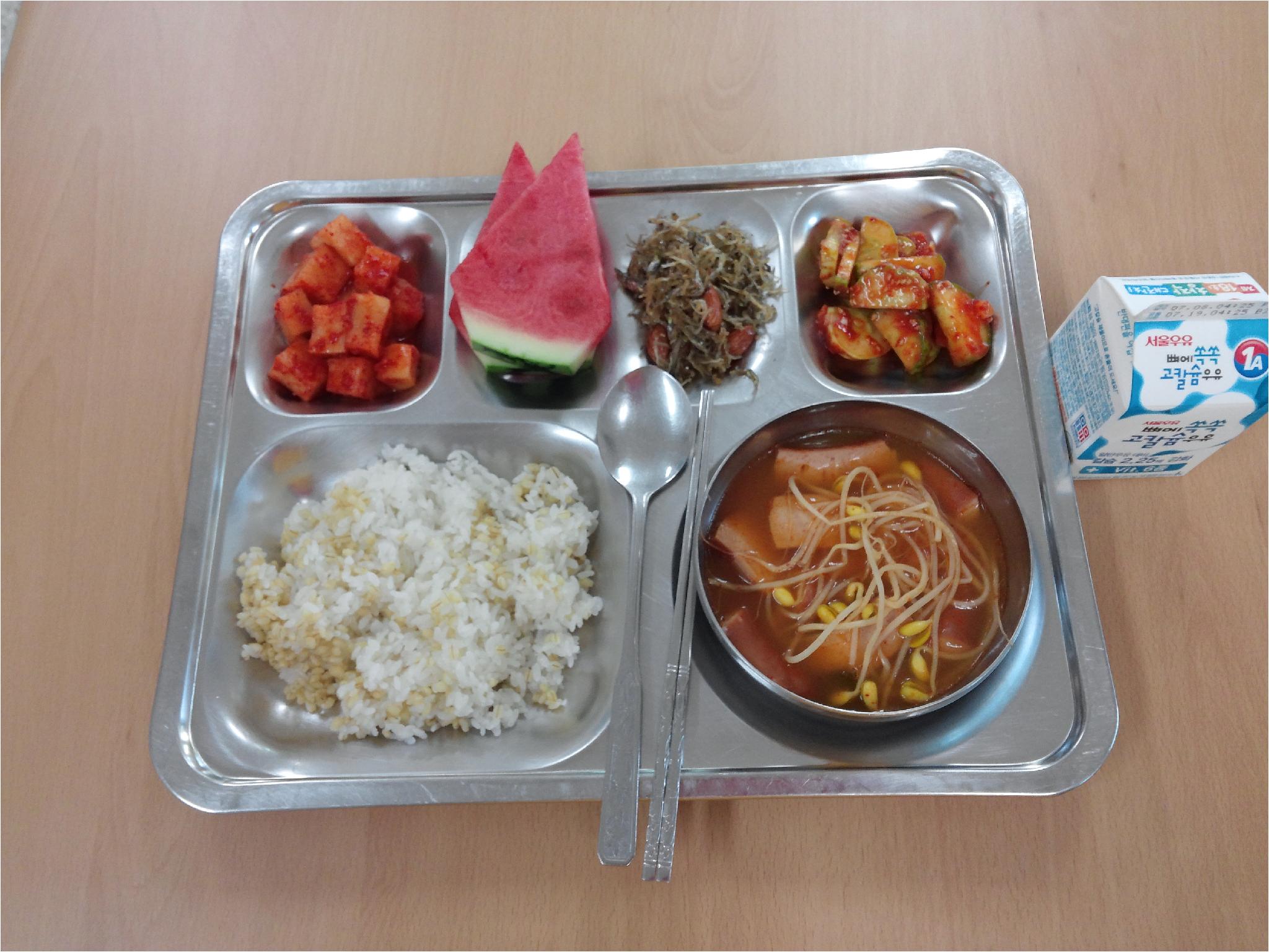 7월 11일 식단  보리밥 햄모듬찌개 오이무침 아몬드멸치볶음 김치 수박 우유