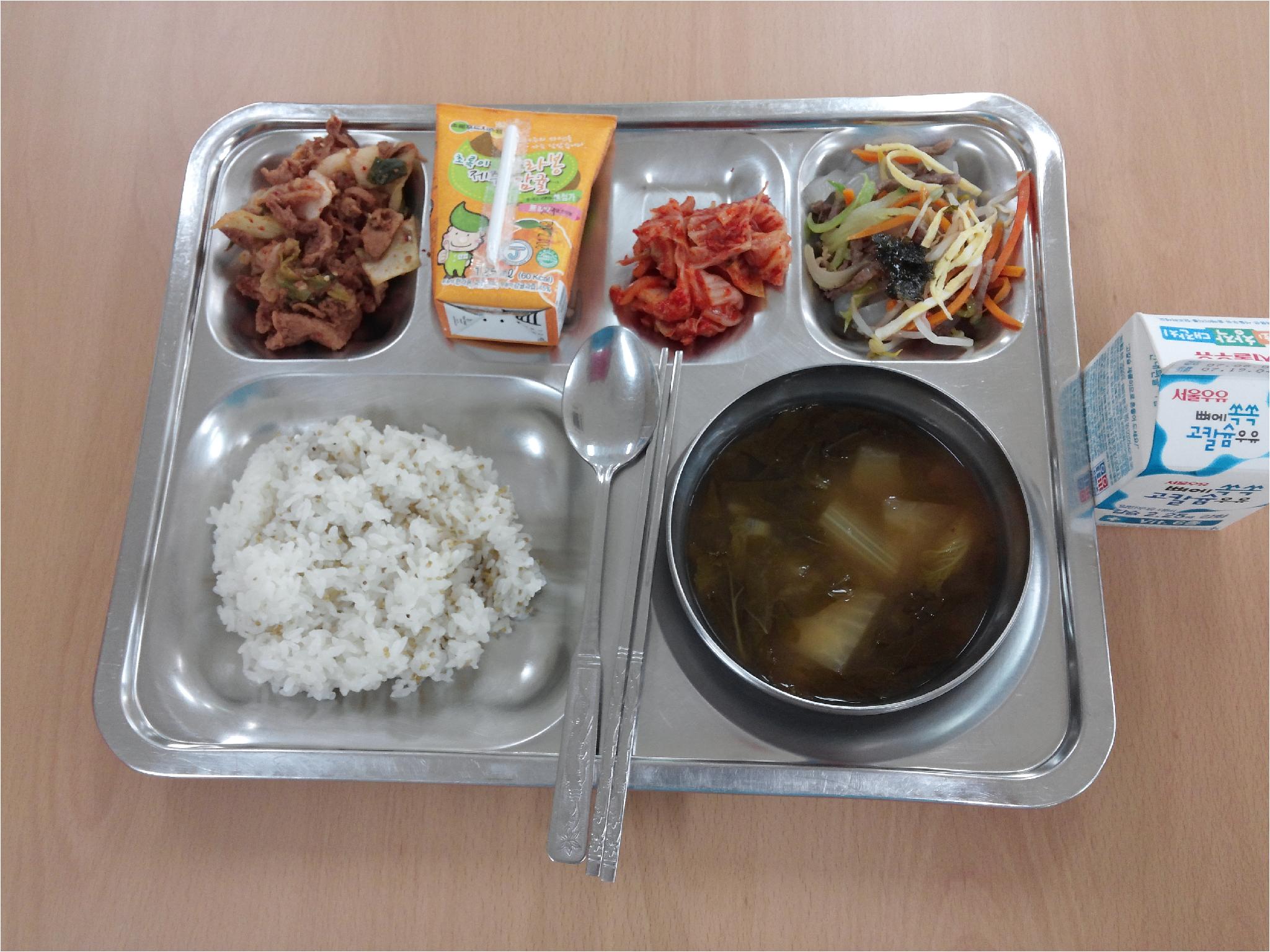 7월 12일 식단 차조밥 애배추된장국 탕평채  돈육사과소스볶음 김치 한라봉쥬스 우유 