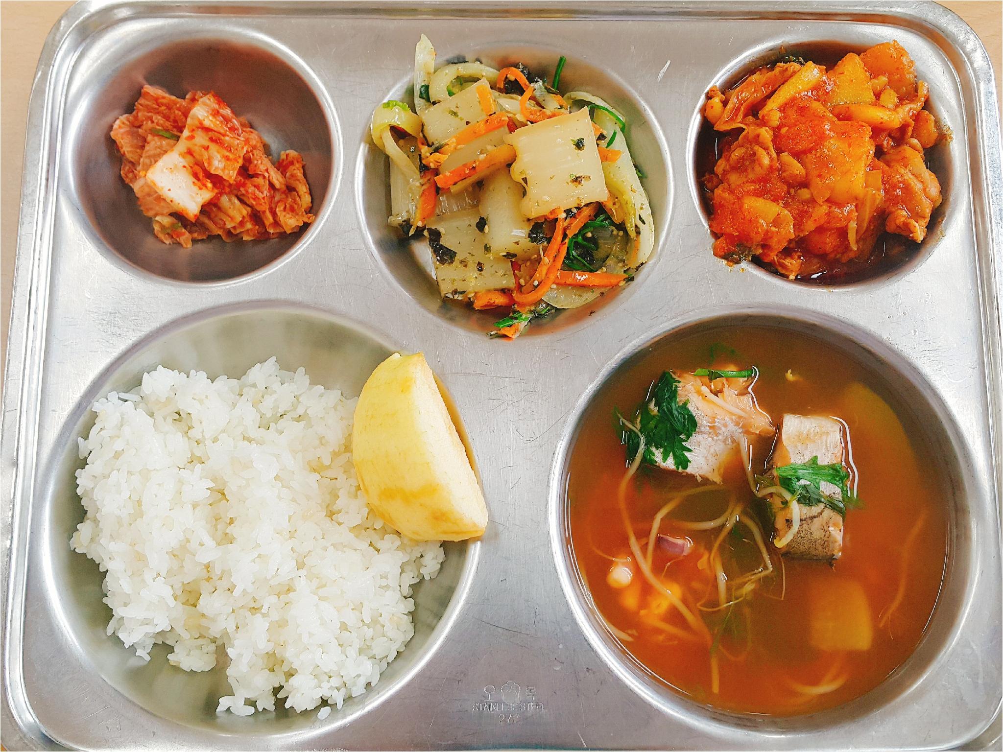 친환경현미찹쌀밥, 오징어동태무국, 닭갈비고구마볶음, 청포묵김무침, 배추김치, 사과