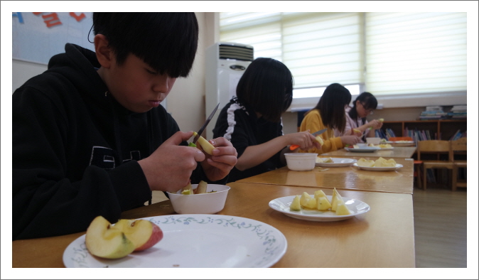고학년 사과깎기 모습