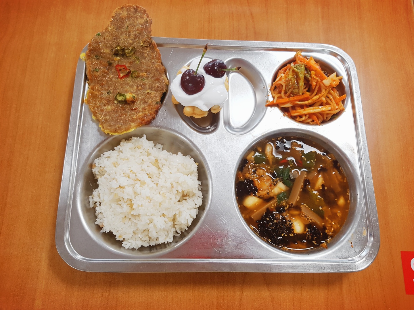 통밀밥 도토리묵김치국 언양식불고기전 쫄면야채무침 체리와플