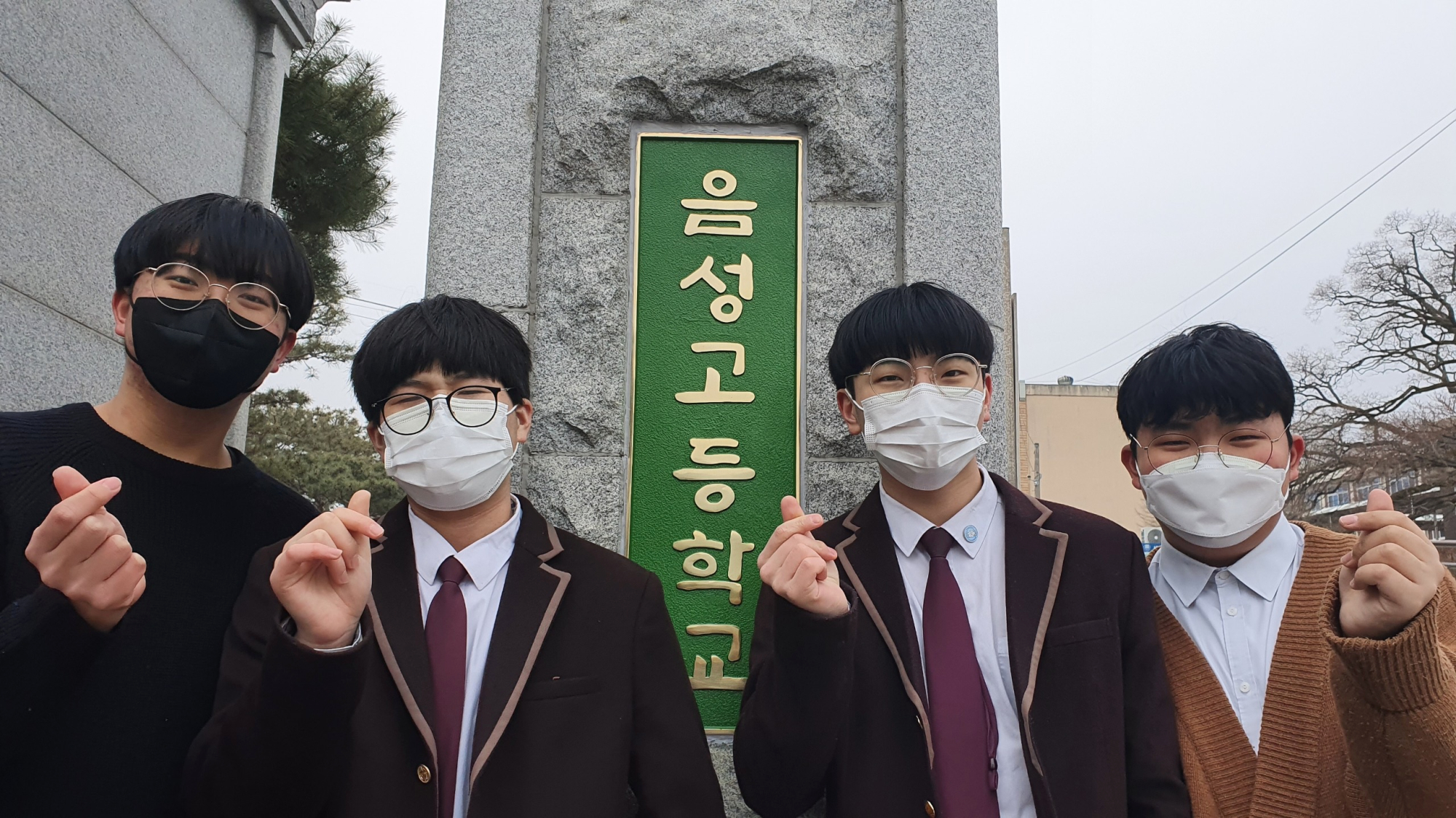 ▲  왼쪽부터 고 2 고덕환, 김현중, 노영욱(학생회장), 서준원 학생