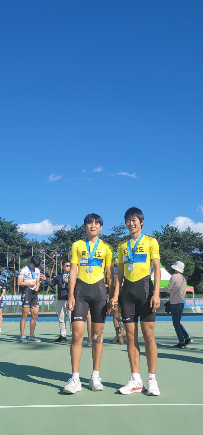 1학년 박지성 선수(10000제외+포인트 은메달) 이병준 (500m+D은메달)
