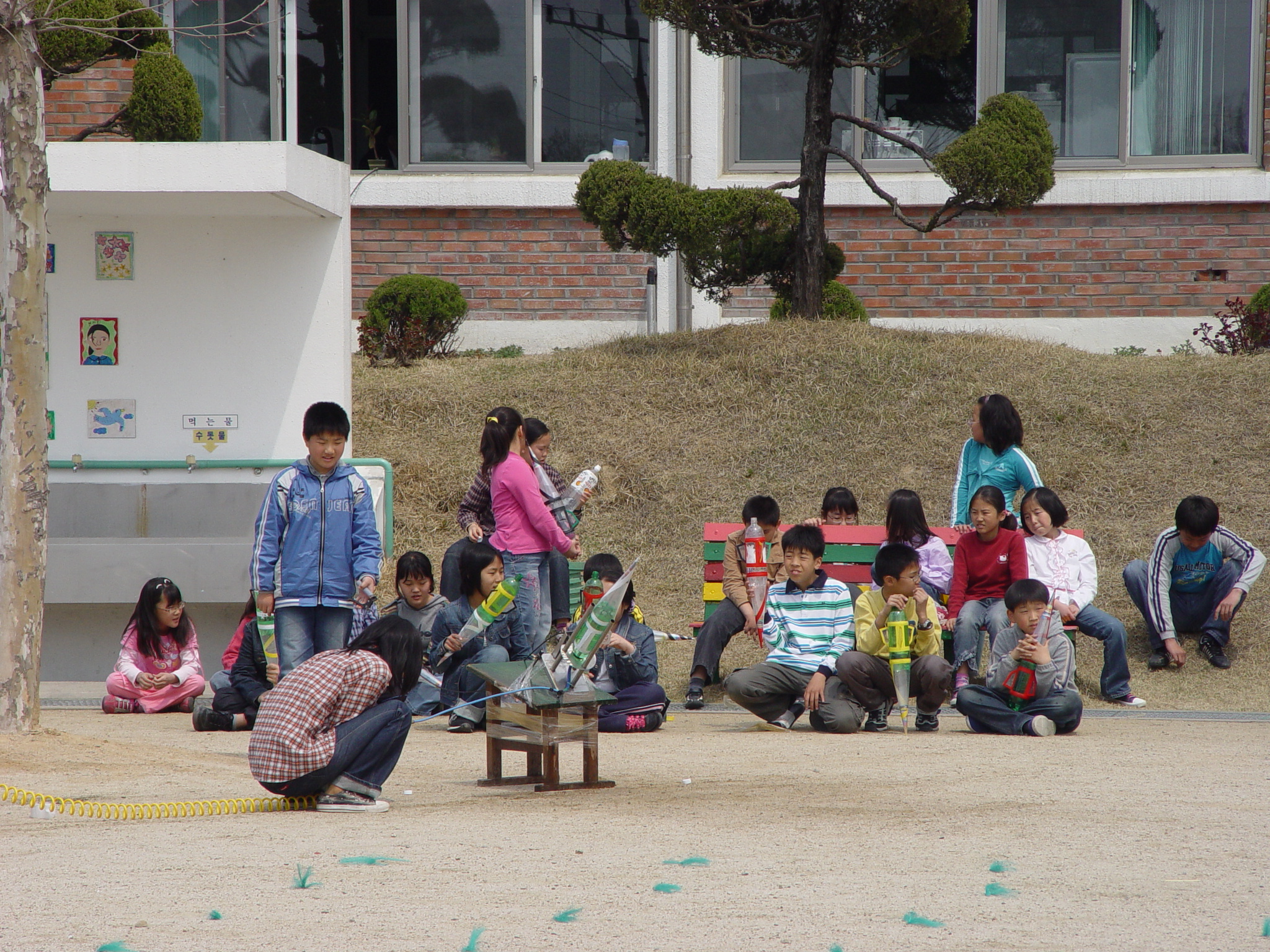 교내 물로켓 대회.jpg