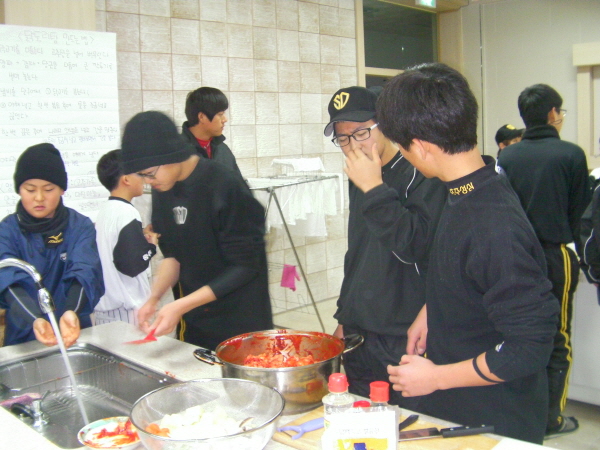 각 팀별로 양념을 넣어서 간을 맞추고 있다.