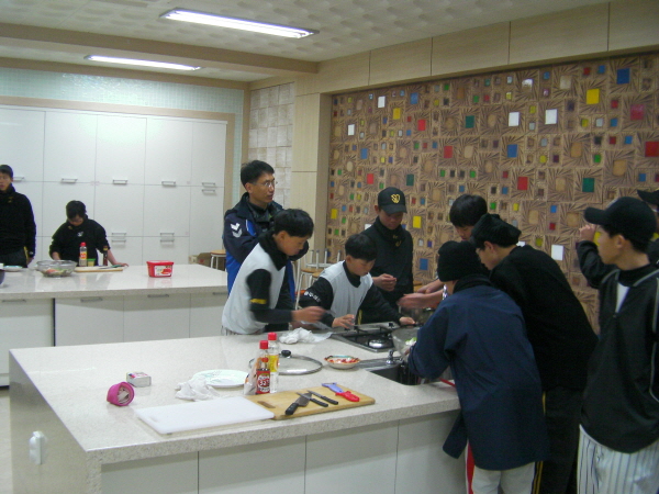 어느팀이 더 잘하고 있는지 서로서로 맛을 보고 모습