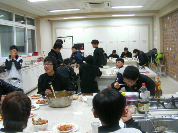 자신들이 직접 만든 닭도리탕을 맛있게 먹고 있음.