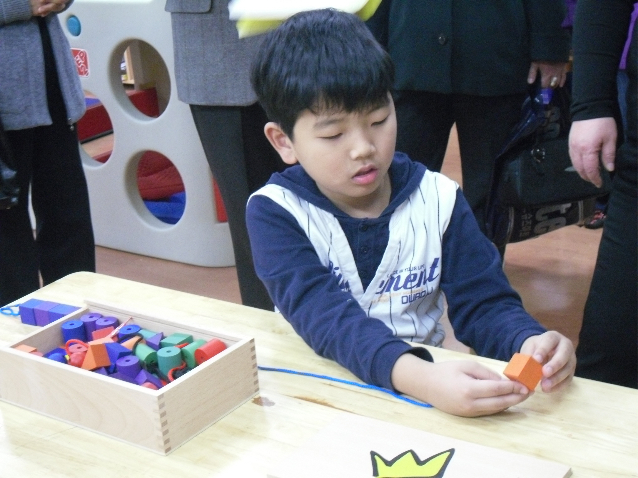 방과후학교 종일반 2학기 공개 수업- 운동치료부의 구슬꿰기 활동(혼자서도 잘하는 정민규 학생)