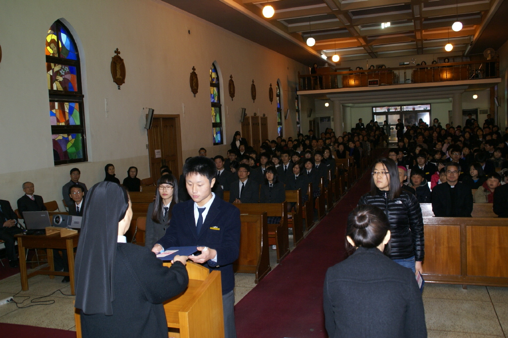 교장수녀님의 상장 수여