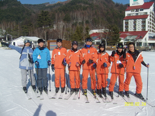 야구부 학생들이 스키를 타고 내려오는 모습