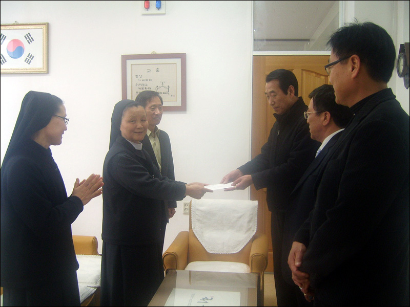 교현동성당에서 2차 봉헌금을 학교발전기금으로 전달하신 사진