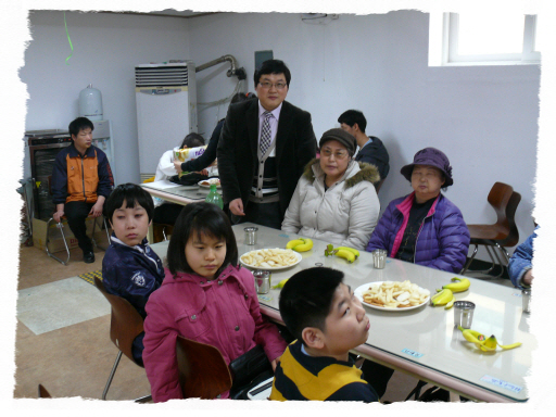 중학교 1학교 신입생들과 김동성 담임선생님의 모습입니다.