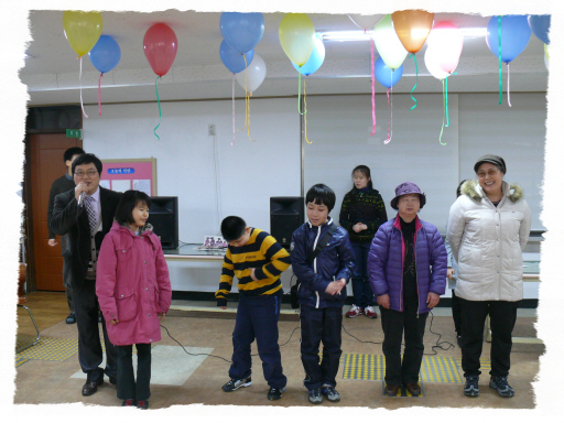 중학교 1학교 신입생들과 김동성 담임선생님의 인사말 모습입니다.