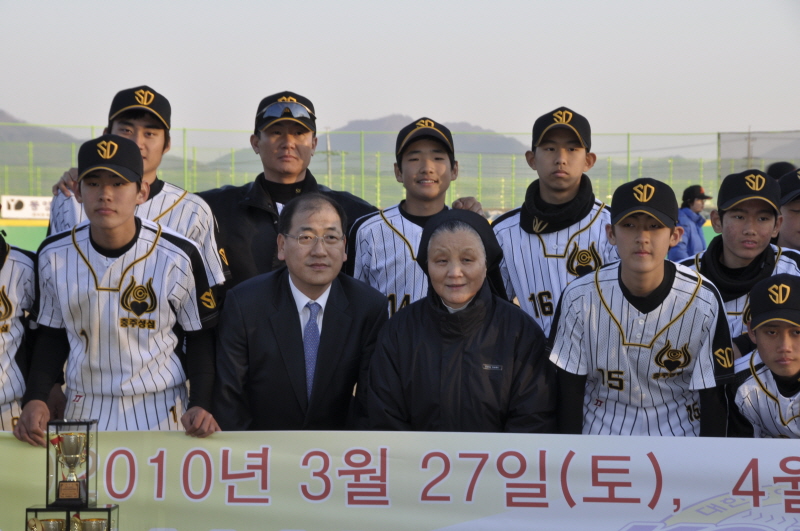 우승의 기쁨을 안고 계시는 교장수녀님과 심계원회장님