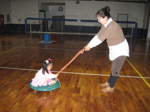 여러 기구들을 활용한 즐거운 감각통합활동입니다.