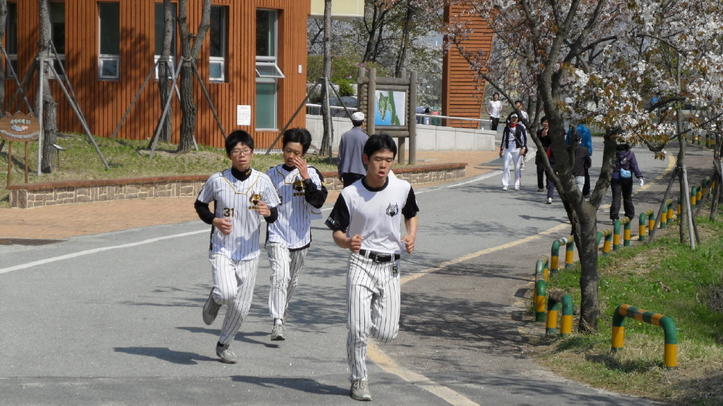 뛰고있는 남학생