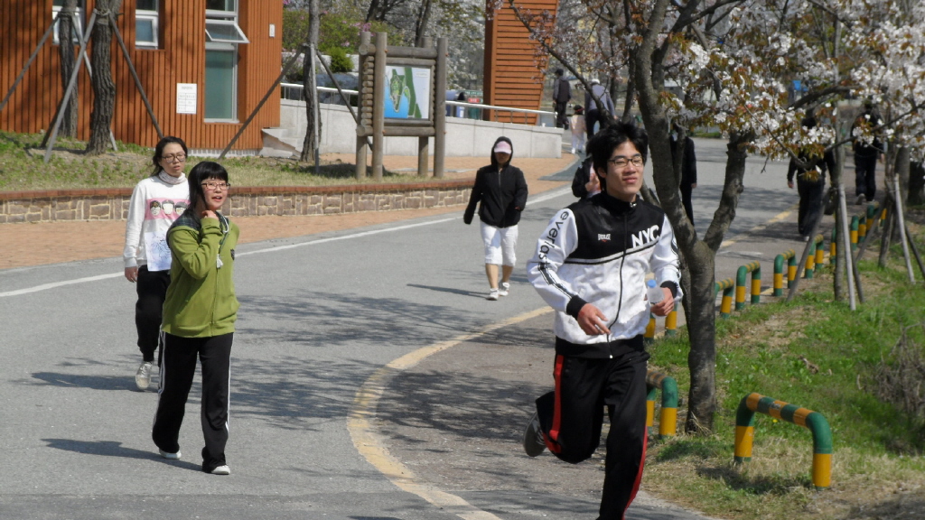 뛰고있는 학생