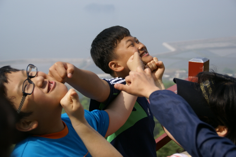 영화의 한 장면이죠...한방씩 서로 먹였어요..