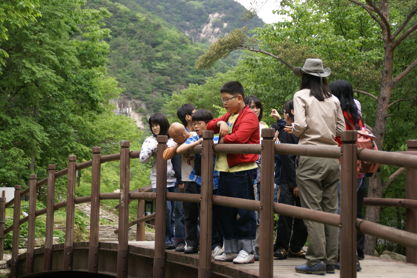 지켜보는 학생들