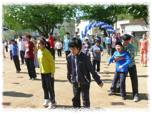 중학교 1학년 양승보 학생이 국민체조를 하고 있는 모습입니다.