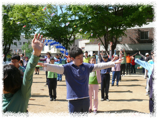 고등학교 2학년 변은균 학생이 국민체조를 하고 있는 모습입니다.