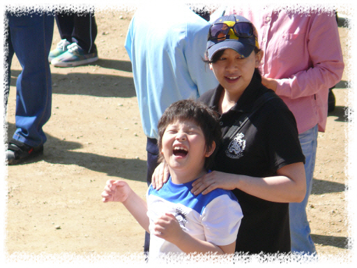 운동회에 참가하는 학생들이 매우 즐거워하고 있는 모습입니다.