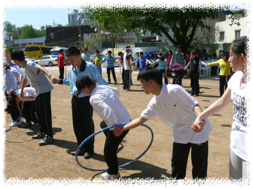 중학·고등학교 학생들이 열심히 훌라후프 릴레이를 하고 있는 모습입니다.