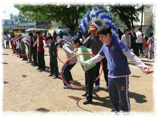 중학·고등학교 학생들이 열심히 훌라후프 릴레이를 하고 있는 모습입니다.