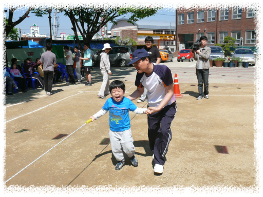 유치·초등학교 학생들이 열심히 줄잡고 달리기를 하고 있는 모습입니다.