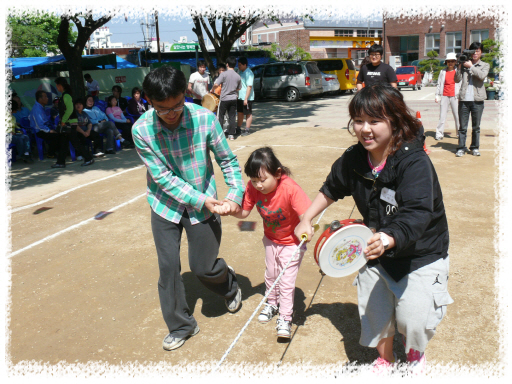 유치·초등학교 학생들이 열심히 줄잡고 달리기를 하고 있는 모습입니다.