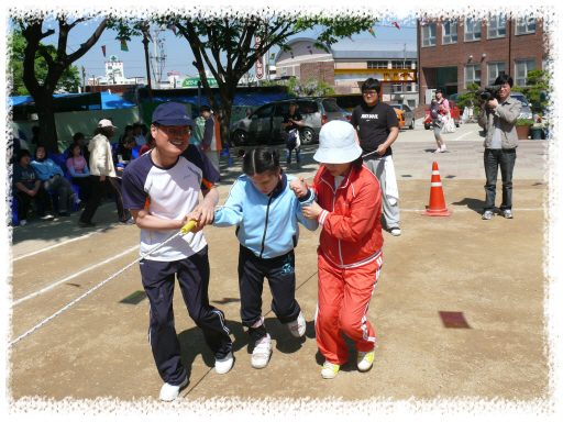 유치·초등학교 학생들이 열심히 줄잡고 달리기를 하고 있는 모습입니다.