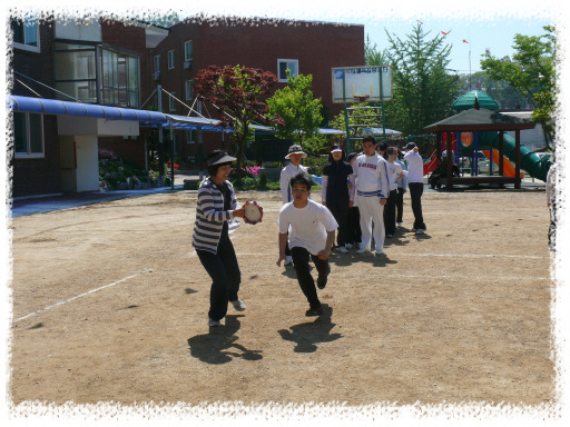 중학교 학생들이 열심히 바나나를 찾아라 게임을 하고 있는 모습입니다.